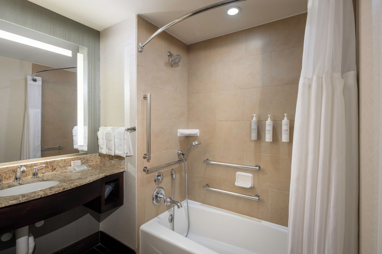 Bathroom 4, Hilton Garden Inn Washington DC/Georgetown Area, Washington D.C.