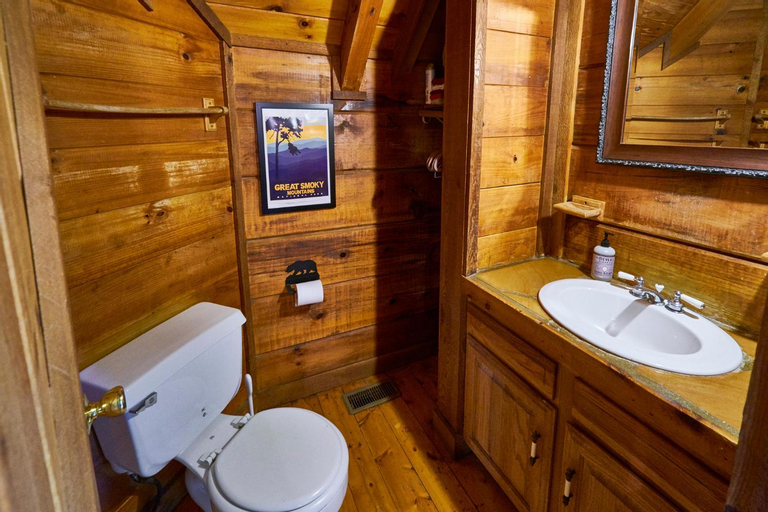Bedroom 3, Wild Columbine - Gatlinburg Area Hottub Romantic Cabin, Sevier