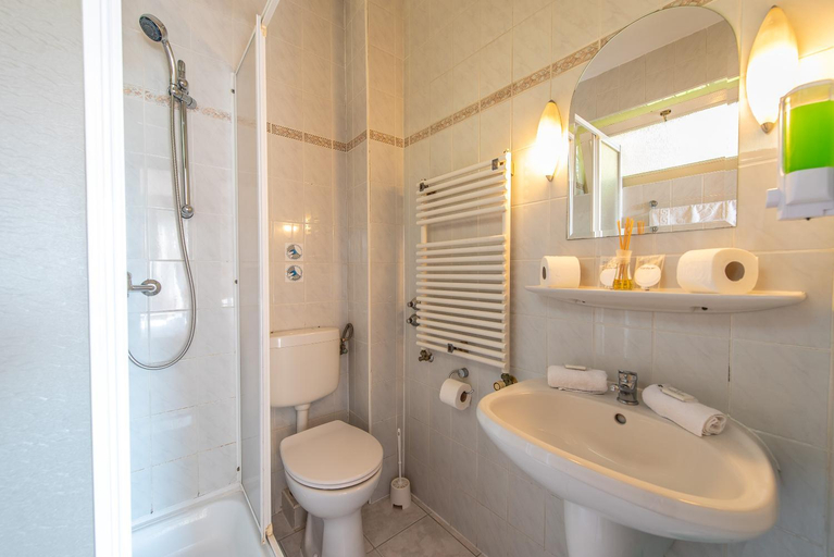 Bathroom 3, Hotel Korona Pension, Budapesti