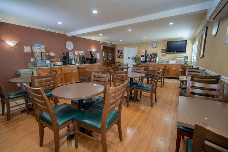 Food & Drinks, Howard Johnson by Wyndham Buena Park, Orange
