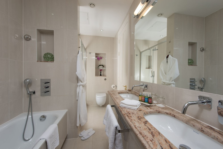 Bathroom 3, Park International Hotel, London
