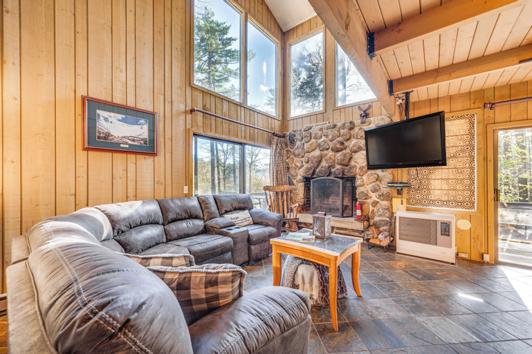 Half Mile to Ski Slopes Conway Condo with Hot Tub!, Carroll