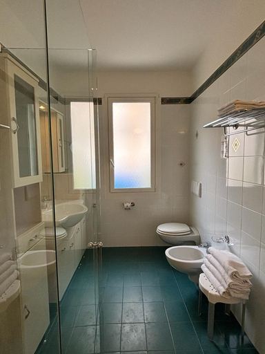 Bathroom 4, Hotel delle Rose, Imperia