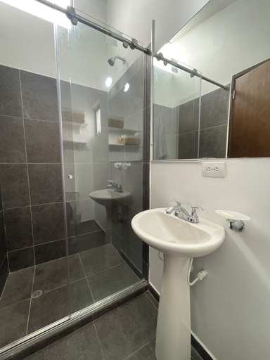 Bathroom 2, Súper Apartamento TV Wi Fi y parqueadero, Santafé de Bogotá