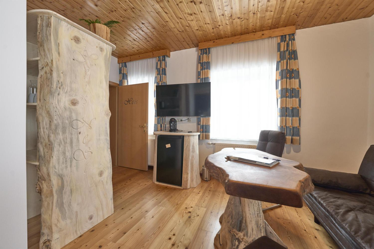 Others 4, Xeis NeSt, Liezen