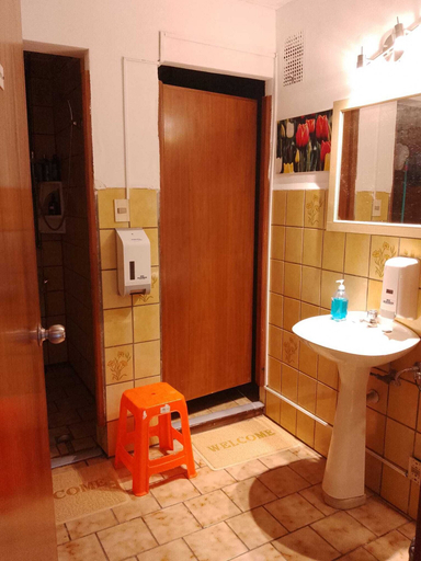 Bathroom 5, Montevideo Hostel, Montevideo