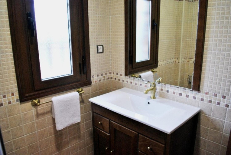 Bathroom 2, Casa Rural Al-Mofrag y Apartamentos El Mirador de Monfrague, Cáceres