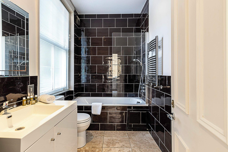 Bathroom 2, Kensington Tranquility: Elegant Two-bed Retreat, London