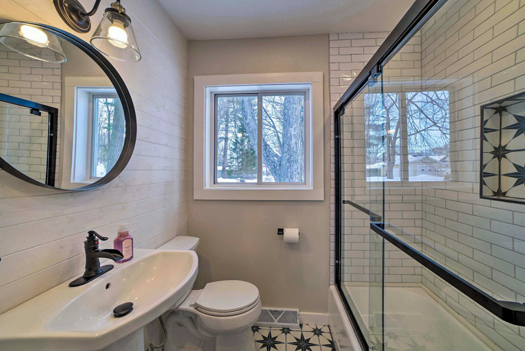 Bathroom 4, Walk to Beach: Lake Michigan Getaway!, Muskegon