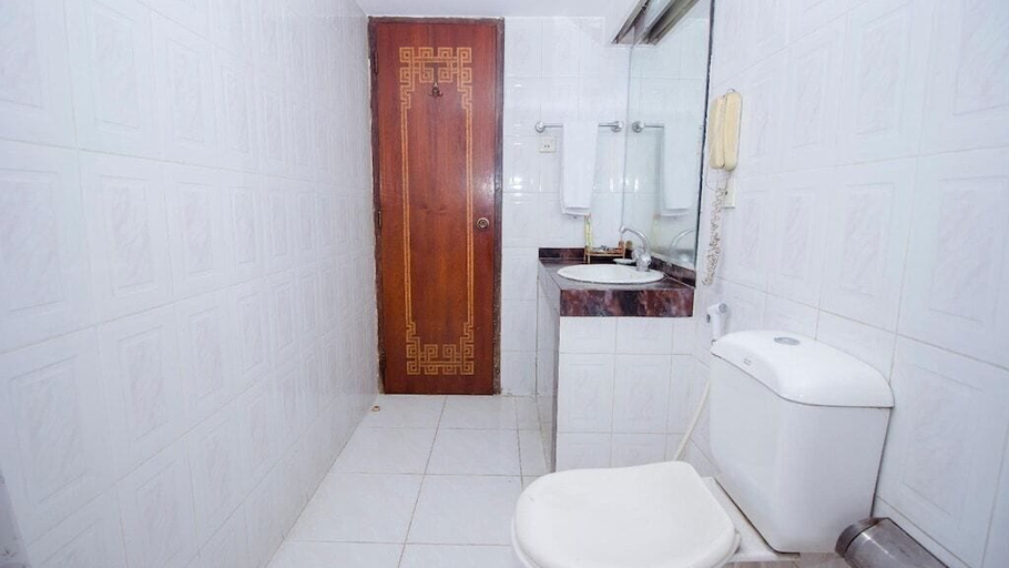 Bathroom 4, Hotel de Crystal Crown, Dhaka