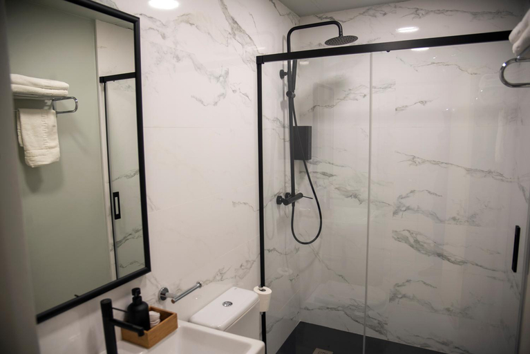 Bathroom 4, La Casa del Pozo Santo Apartments, Sevilla