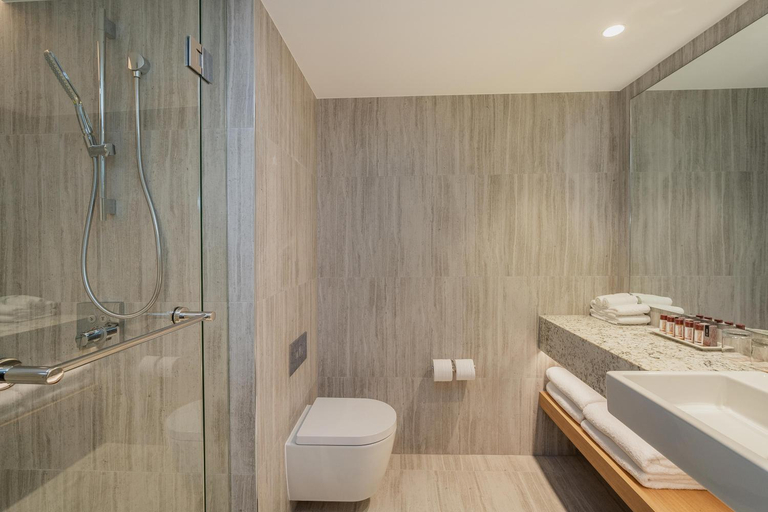 Bathroom 4, Sails in the Desert, Petermann-Simpson