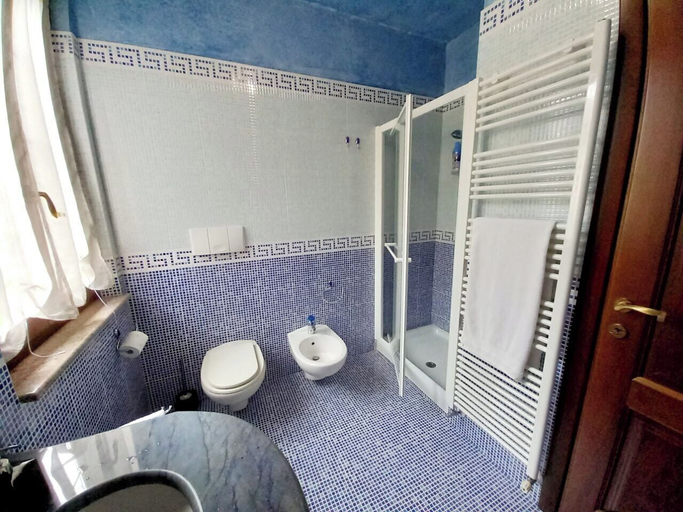 Bathroom 5, Maple House, Novara
