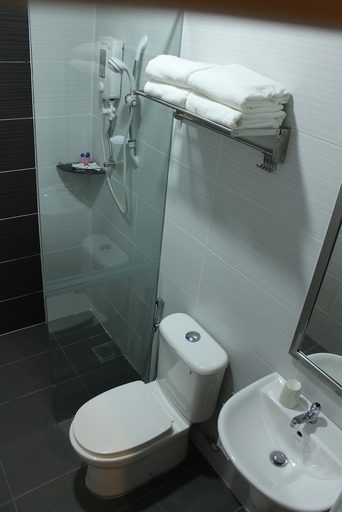Bathroom 5, Clover Hotel, Johor Bahru