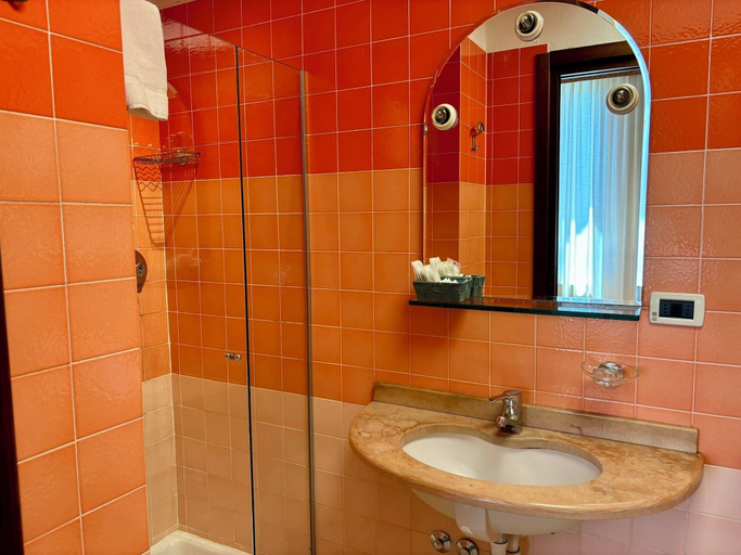 Bathroom 4, Hotel delle Rose, Imperia