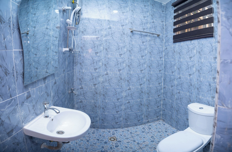 Bathroom 3, Cute & Comfy Condo Close to Highway, Tema