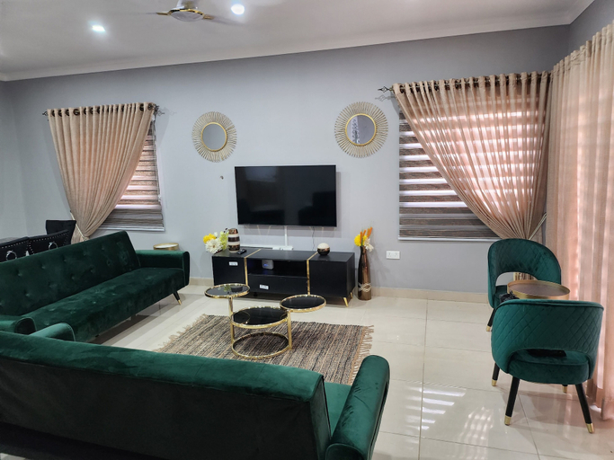 Others 5, Spacious Luxury 3Bed Hse in Tema Netflix, Tema