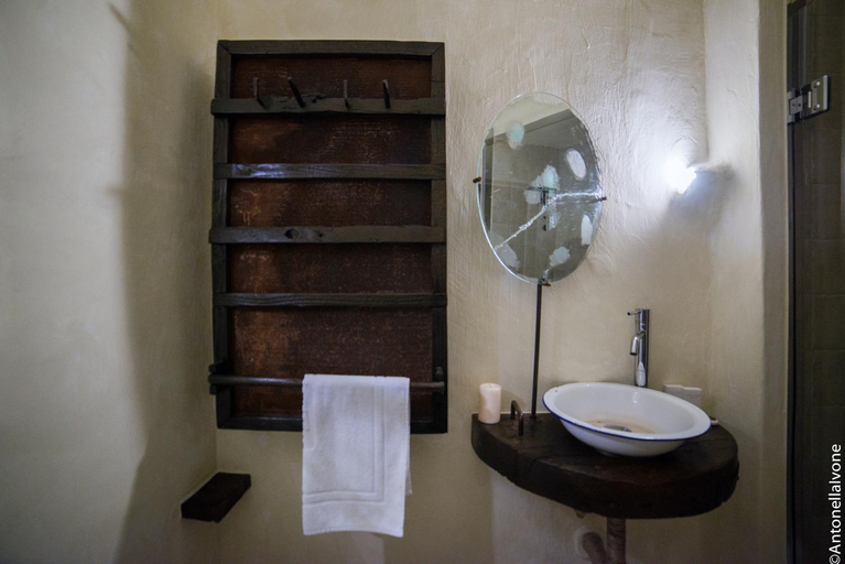 Bathroom 4, Rione Pentimi, Bari