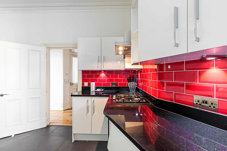 Others 4, Kensington Tranquility: Elegant Two-bed Retreat, London