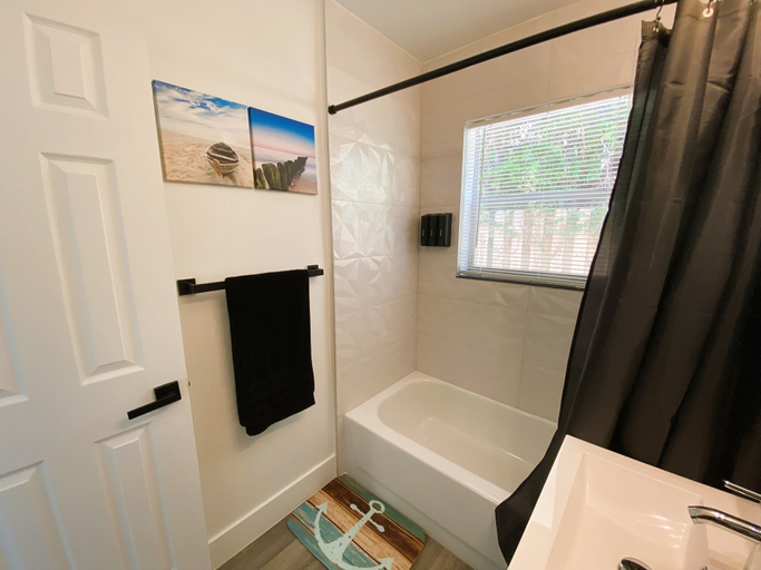 Bathroom 3, Delight Retreat Apt 4 Min Walk to Beach, Broward