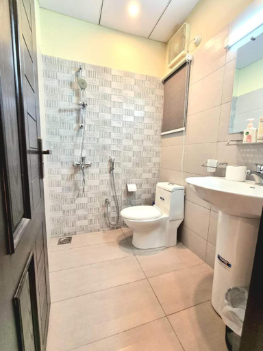 Bathroom 2, Tranquil & Delightful 1 Bed Apt In Bahria Town, Islamabad