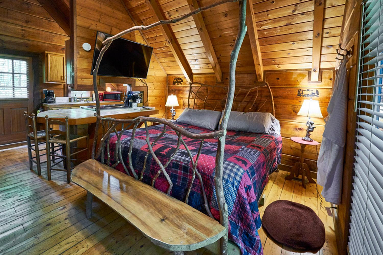 Bedroom 2, Wild Columbine - Gatlinburg Area Hottub Romantic Cabin, Sevier