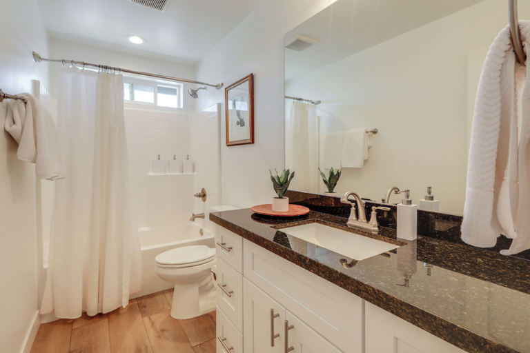 Bathroom 4, Spacious Bellemont Cabin w/ Jacuzzi + Mtn View!, Coconino