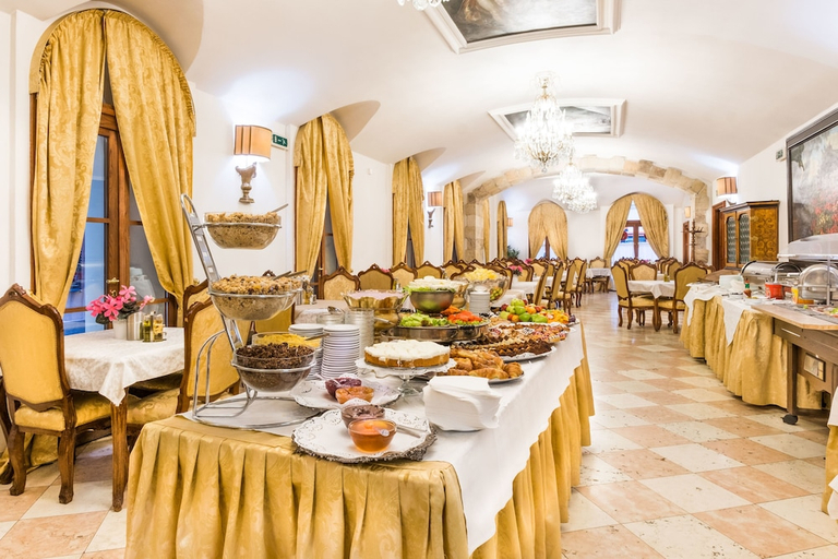 Food & Drinks 5, Charles Bridge Palace, Praha 1