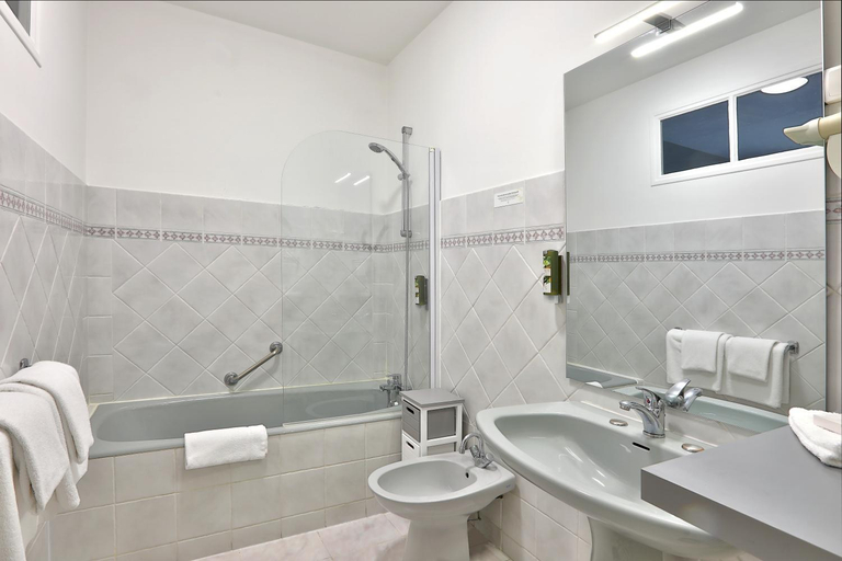 Bathroom 4, Hotel Restaurant Charbonnel, Dordogne
