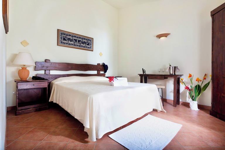 Room 5, Residence with swimming-pool in Arborea, Oristano