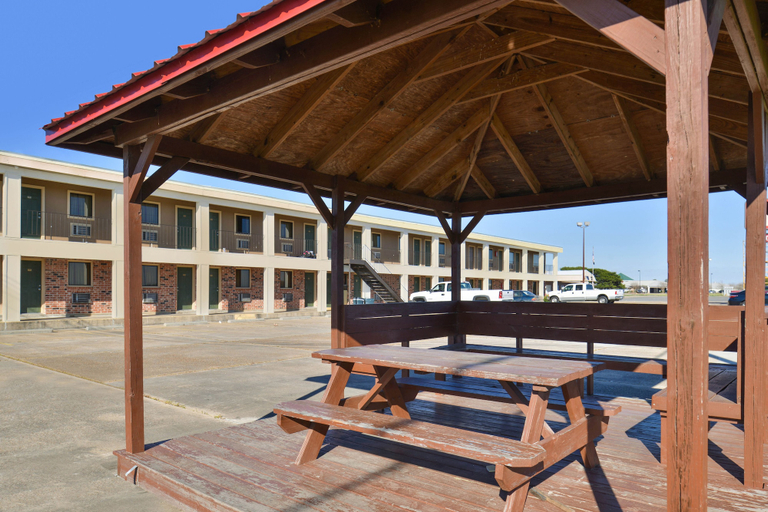 Exterior & Views 2, Howards Inn Motel, Saint Landry
