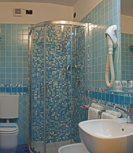 Bathroom 5, Hotel Savoia, Udine