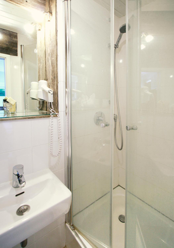 Bathroom 2, ARRIVEL Pension Haus am Bach, Freising