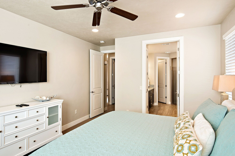 Bedroom 3, Sunshine in Paradise #27 by RedAwning, Washington