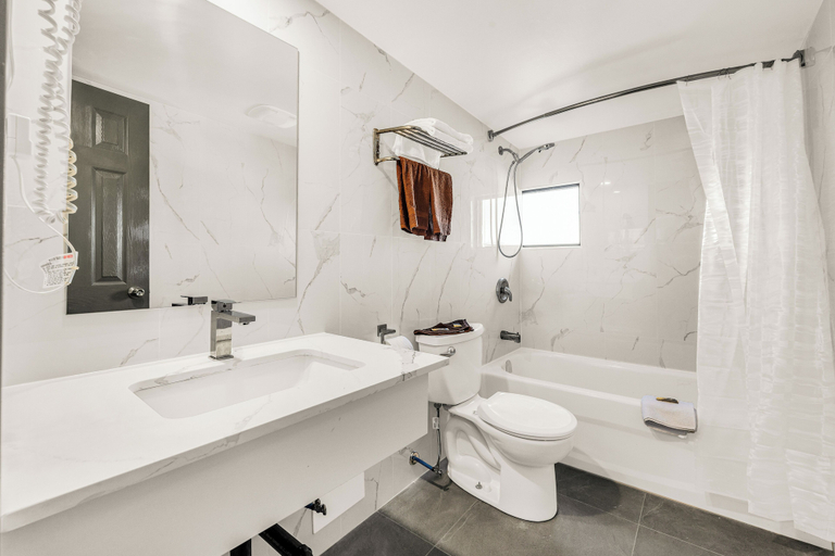 Bathroom 4, Park Motel, Toronto