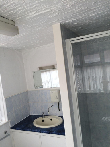 Bathroom 2, Beeton Villas Holiday Apartments, Blackpool