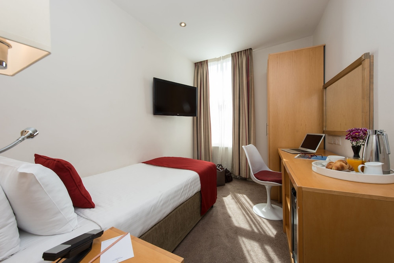 Bedroom 2, Park International Hotel, London