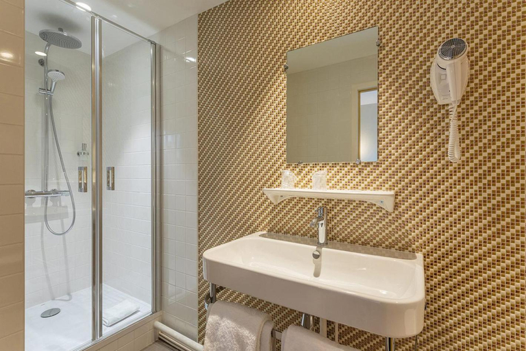 Bathroom 4, Grand Hotel de la Gare, Maine-et-Loire