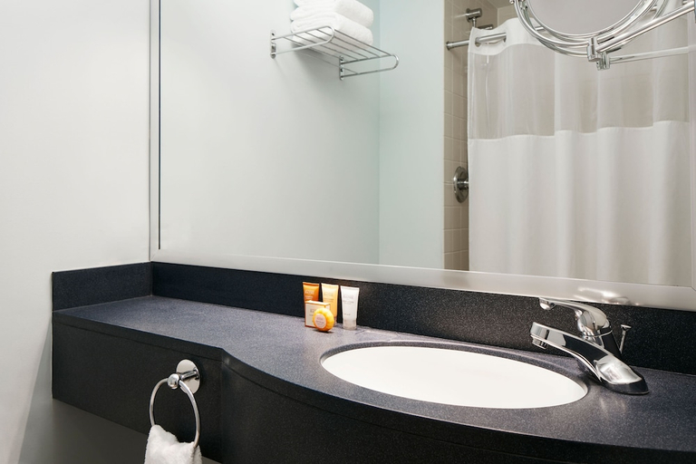 Bathroom 5, Club Quarters Hotel Wacker at Michigan, Chicago, Cook