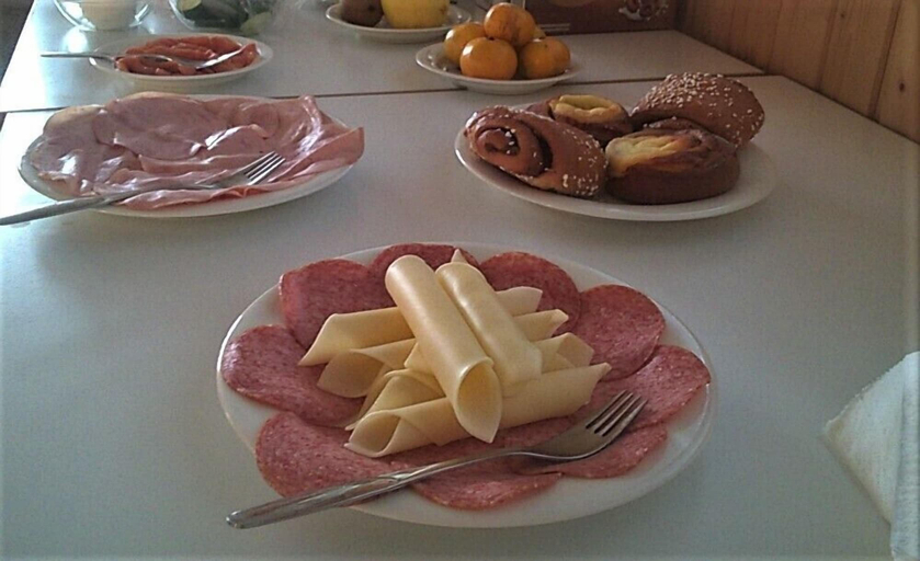 Food & Drinks 5, Old Pine Husky Lodge, Lapland