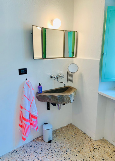 Bathroom 3, Samson and the Lilo, Vipava