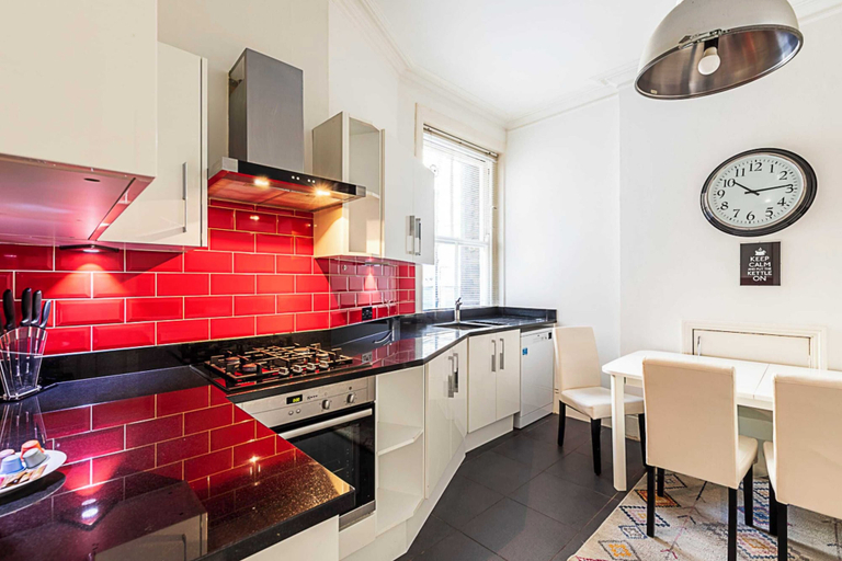 Others 3, Kensington Tranquility: Elegant Two-bed Retreat, London