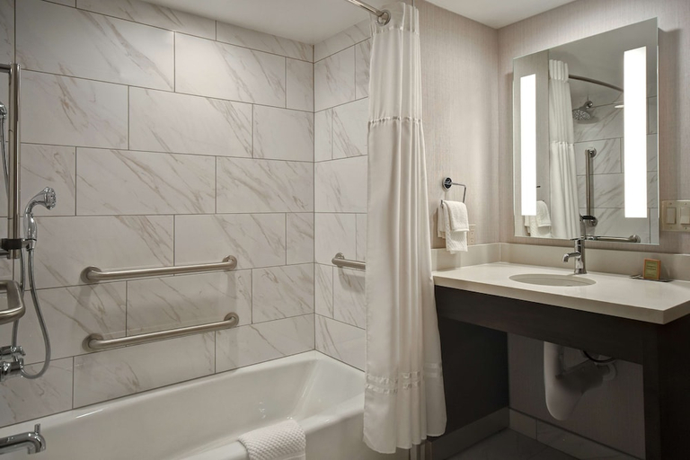 Bathroom 4, DoubleTree by Hilton St. Louis Airport, Saint Louis