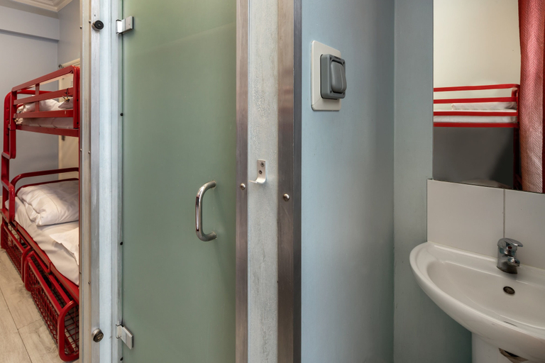 Bathroom 4, Astor Victoria Hostel 18 to 39 years, London