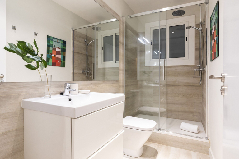 Bathroom 4, Aspasios Gracia Apartments, Barcelona