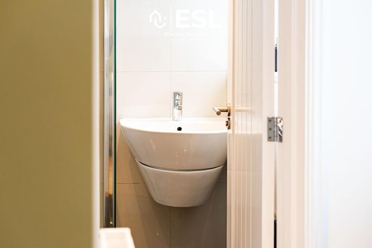 Bathroom, 2 Bedroom Terrace Cottage, Parking and River Walks, Shropshire