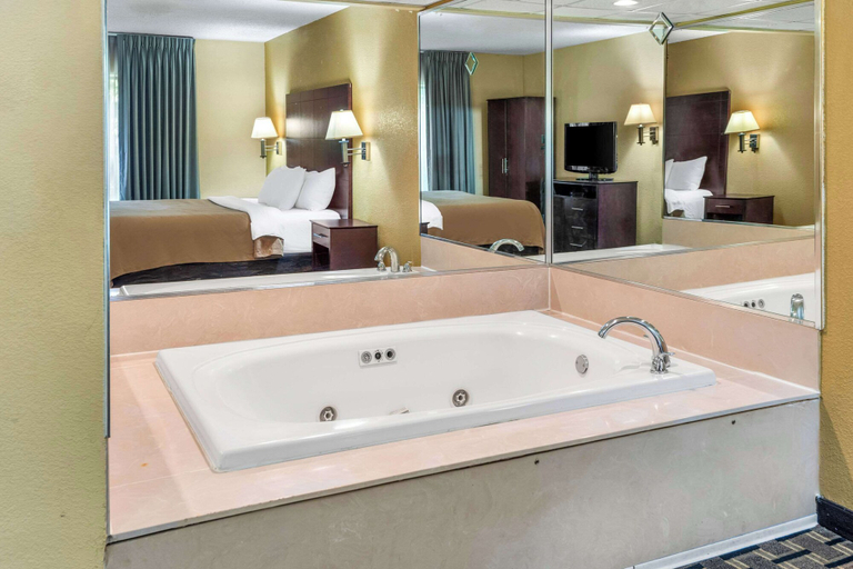 Bathroom 5, Clarion Inn & Suites Indianapolis Northwest, Marion