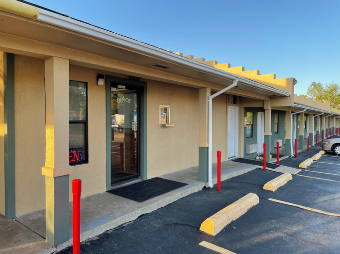 Exterior & Views 2, Executive Inn of Purcell, McClain