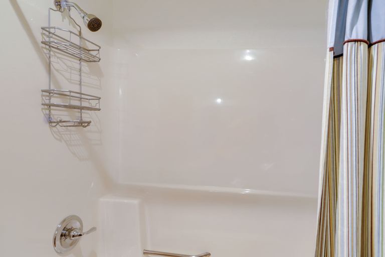 Bathroom, Pet-Friendly Oak Harbor Condo: Walk to Lake!, Ottawa