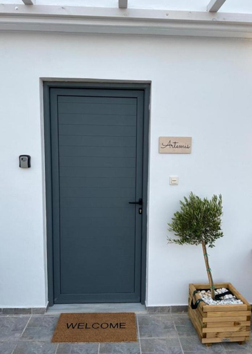 Entrance 5, Airport Luxury Stay, Attica